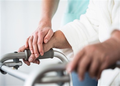 كيفية دعم الناجين من السكتة الدماغية: دليل للعائلة والأصدقاء